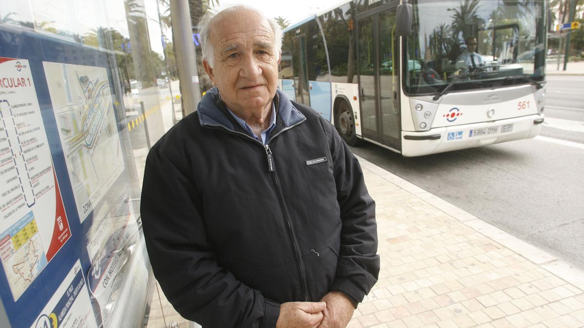 José Luis Guerrero, junto a un autobús de la EMT, en una imagen de archivo.