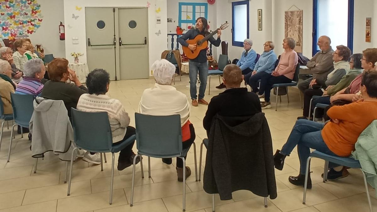 Intervención del músico Alejandro Luaces con mayores
