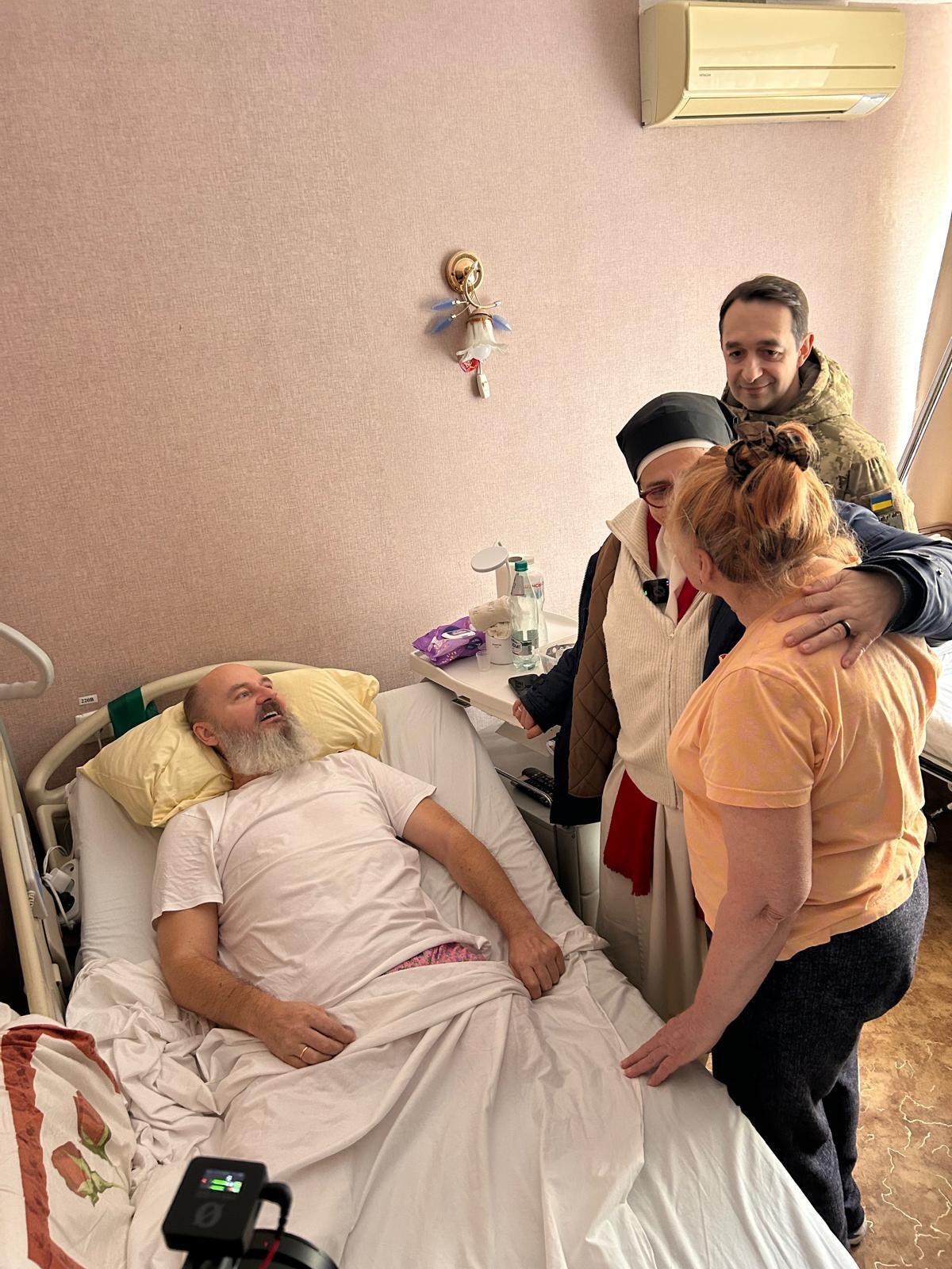 Caram reconforta la famikiar d'un ferit de guerra