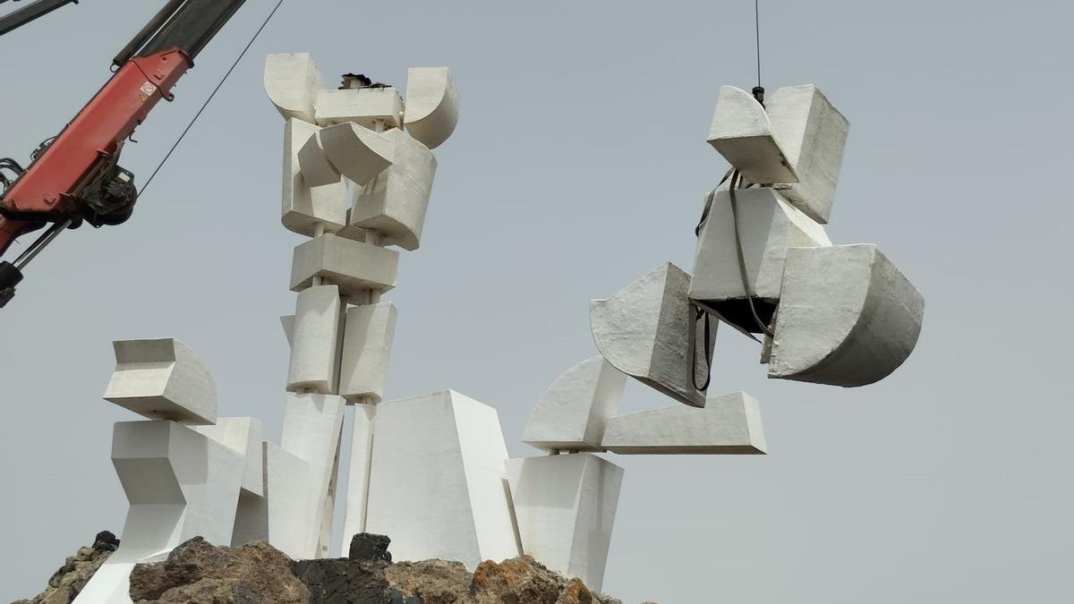 El Cabildo de Lanzarote desmonta las piezas de la escultura del Monumento al Campesino dañadas por el viento
