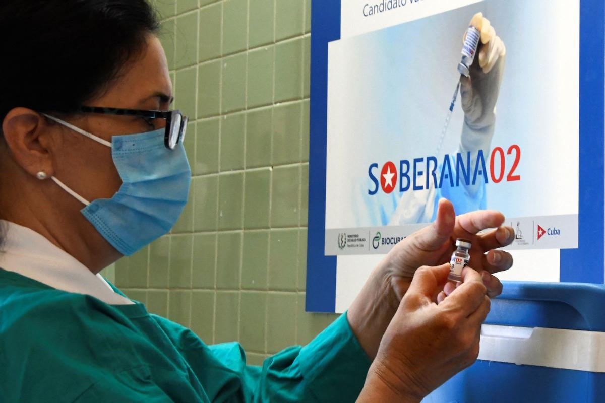 La enfermera cubana Xiomara Rodríguez prepara una dosis de la vacuna Soberana 02.