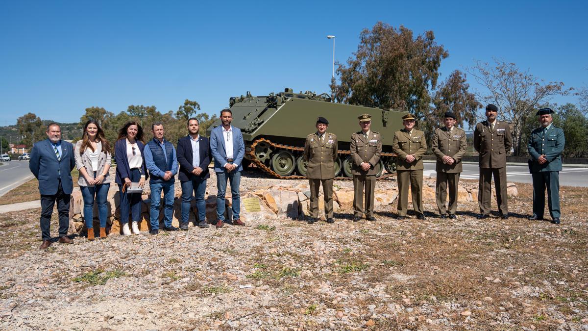 La autoridades, junto al TOA.