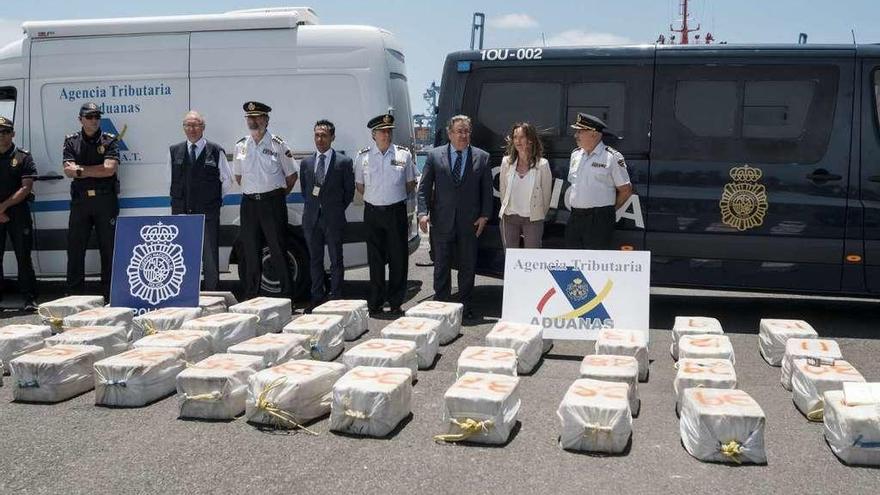 Los fardos de cocaína incautados en el buque &#039;Petra&#039;, ya en el puerto de Las Palmas.