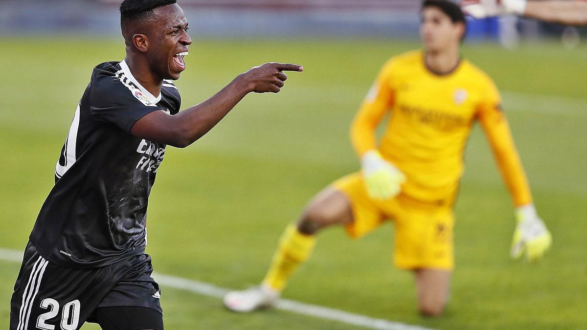 Vinicius celebra el gol del Real Madrid en Sevilla. |  // EFE