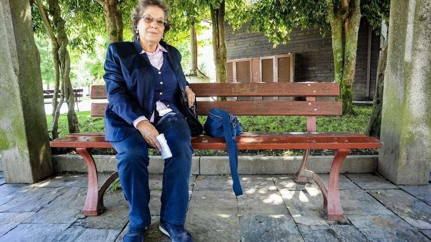 Mercedes Rodríguez Domínguez, ayer en el parque Miguel Hernández, de Vilagarcía. // Iñaki Abella