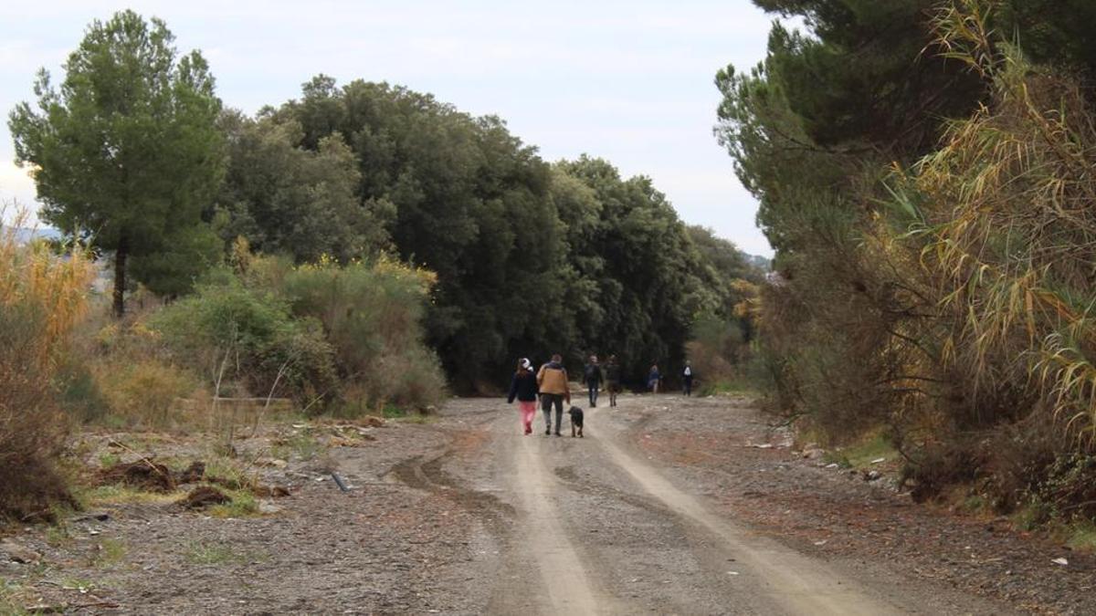 Vecinos de Piera pasean por el camino de la riera de Ca n'Aguilera, donde el lunes se hallaron dos partes de un cadáver.