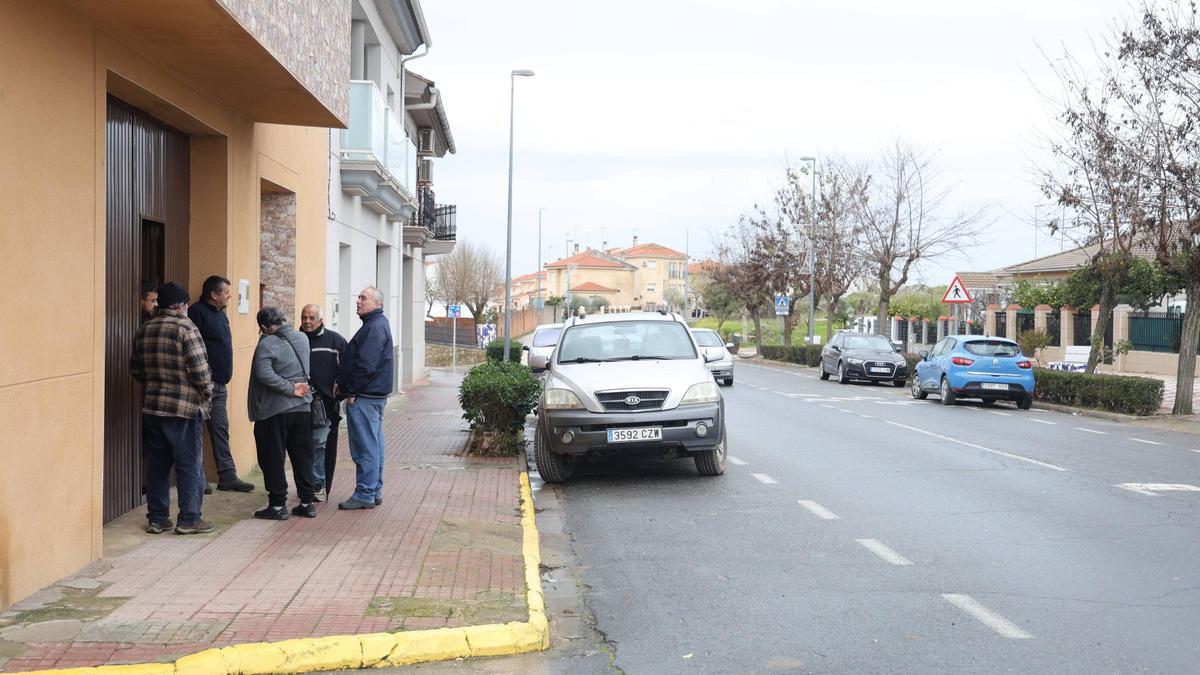 Vecinos de Ceclavín, este viernes.