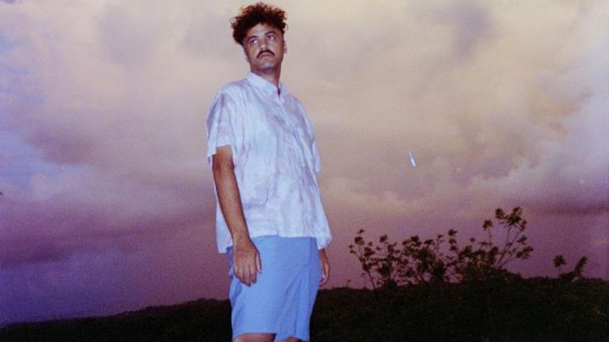Alex Ferreira presume su proximidad con las palabras en su disco "Tanda"