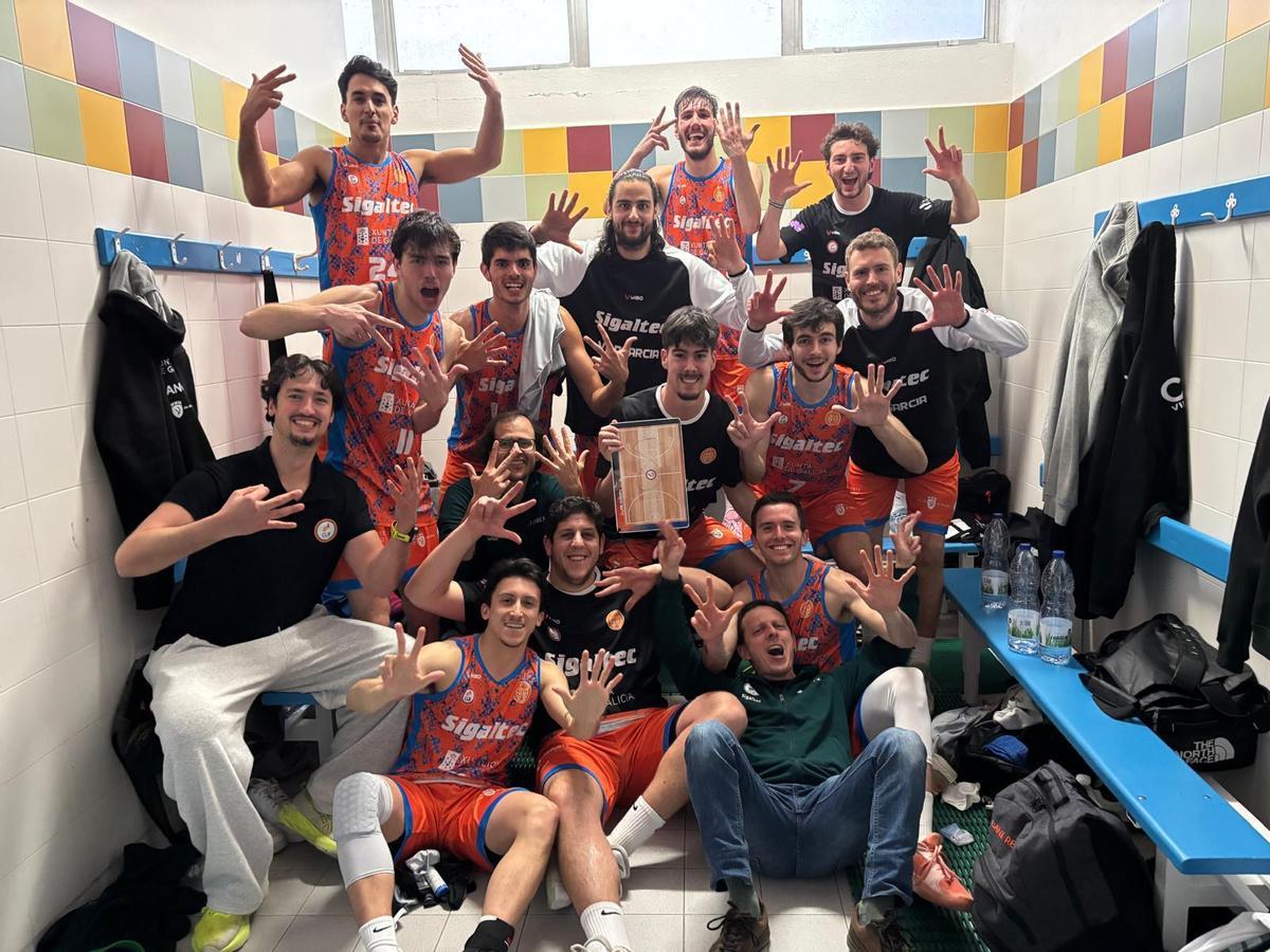 El equipo vilagarciano celebrando su octava victoria en el vestuario de Carballo.