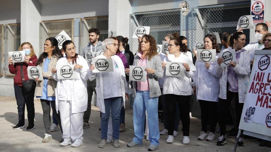 El Col·legi de Metges condena la agresión con  unas tijeras a un facultativo