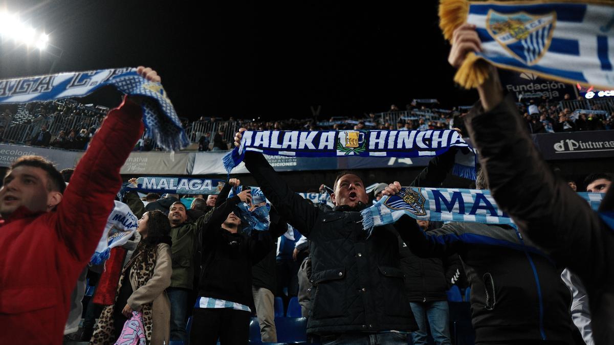 Aficionados del Málaga CF en La Rosaleda.