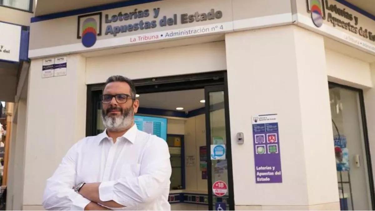 Agustín Jiménez en la puerta de su administración de lotería en la calle Cisneros.