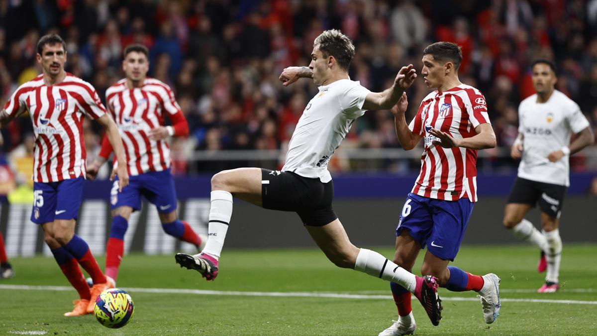 Hugo Duro, rematando frente al Atlético