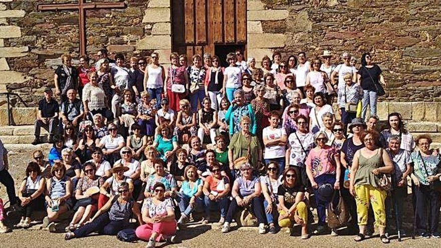 Grupo de mujeres que han participado en la visita al Museo del Traje de Carbajales de Alba.