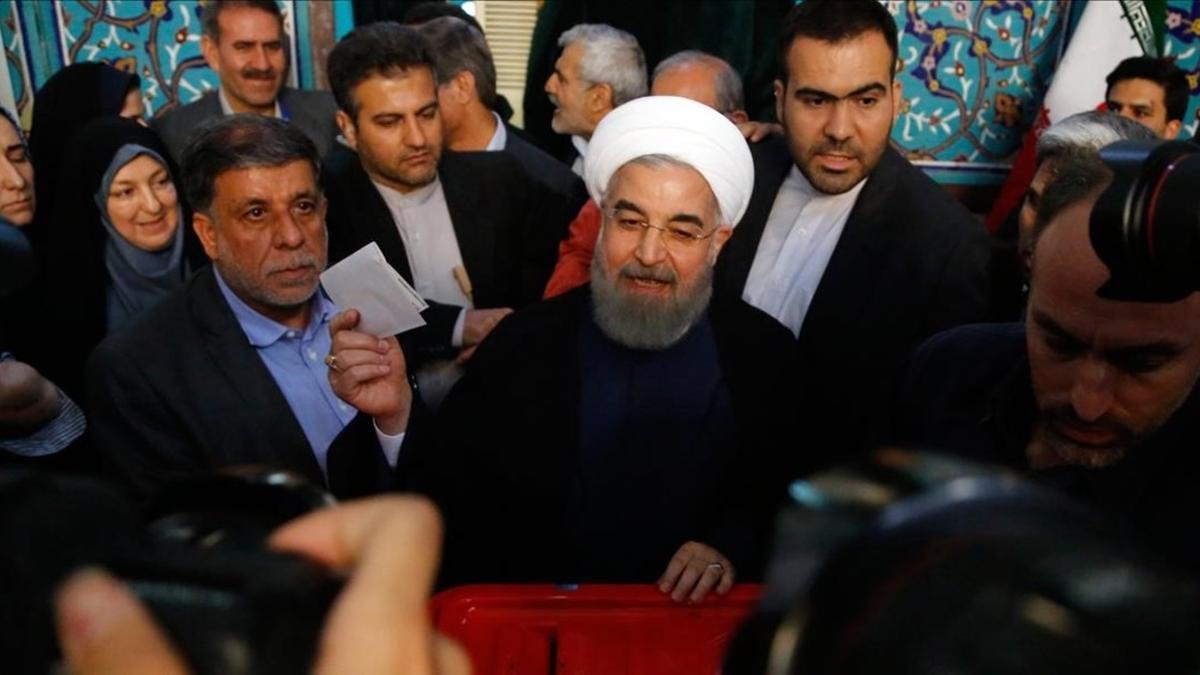 El presidente de Iran Hassan Rouhani  vota en Teherán en las elecciones presidenciales iranís.