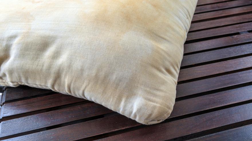El truco definitivo para eliminar las manchas de sudor de la almohada - La  Nueva España