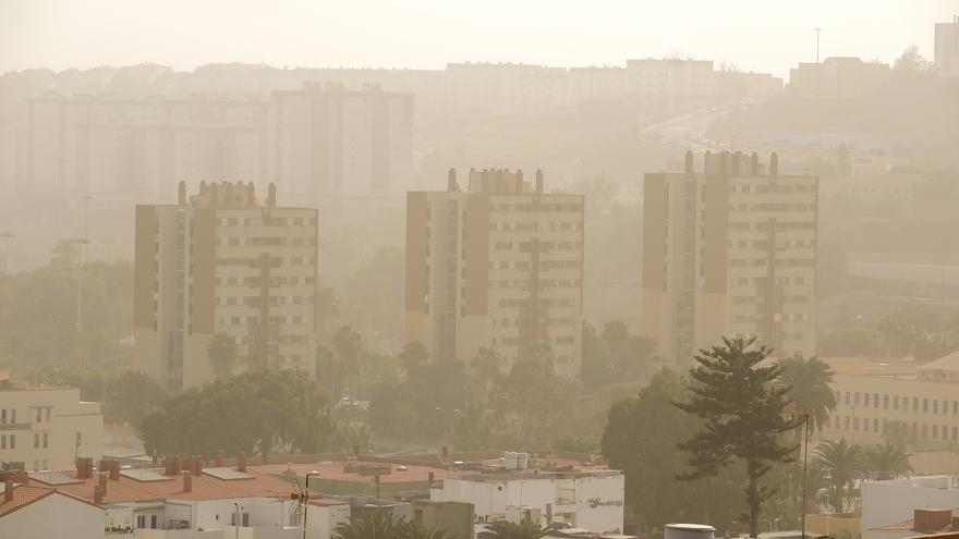 La calima deja paso a un fin de semana pasado por agua en Canarias.
