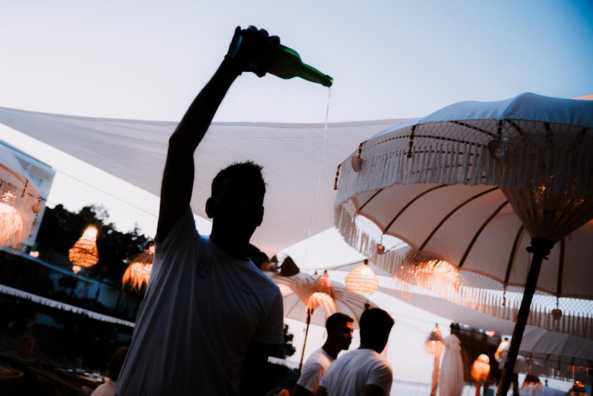 La Boca Junta ofrece tres tipos de sidra asturiana y escancia sidra natural al estilo tradicional.