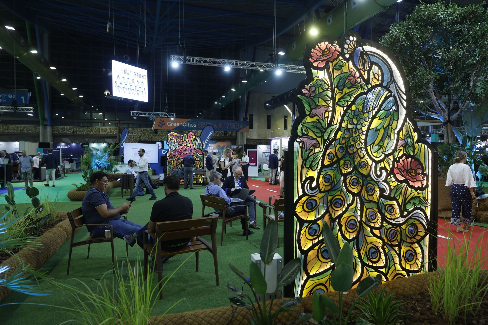 Visitantes en el foro Greencities que se ha inaugurado este miércoles en Málaga, con más de un centenar de ciudades y municipios de 27 países, y más de 200 empresas y entidades en busca de novedades para mejorar la sostenibilidad, movilidad y la digitalización. EFE/Jorge Zapata