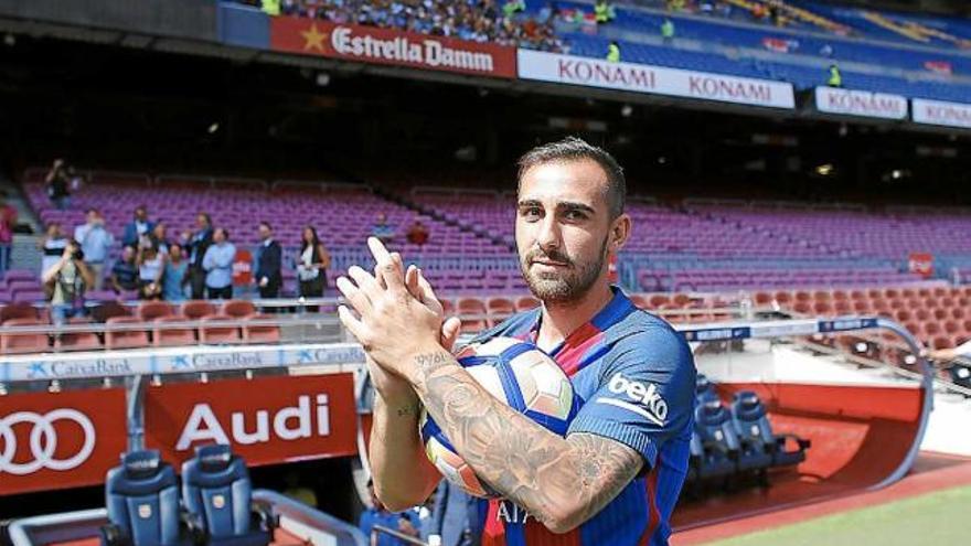 Paco Alcácer aplaudeix els aficionats des de la gespa del Camp Nou