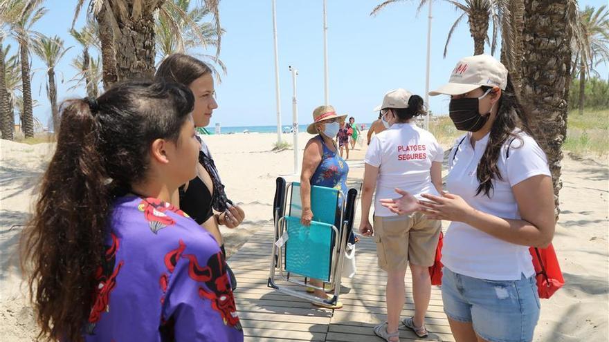 Ana, auxiliar de playa en Castelló: &quot;Nuestra labor es informar y velar por las medidas de seguridad&quot;