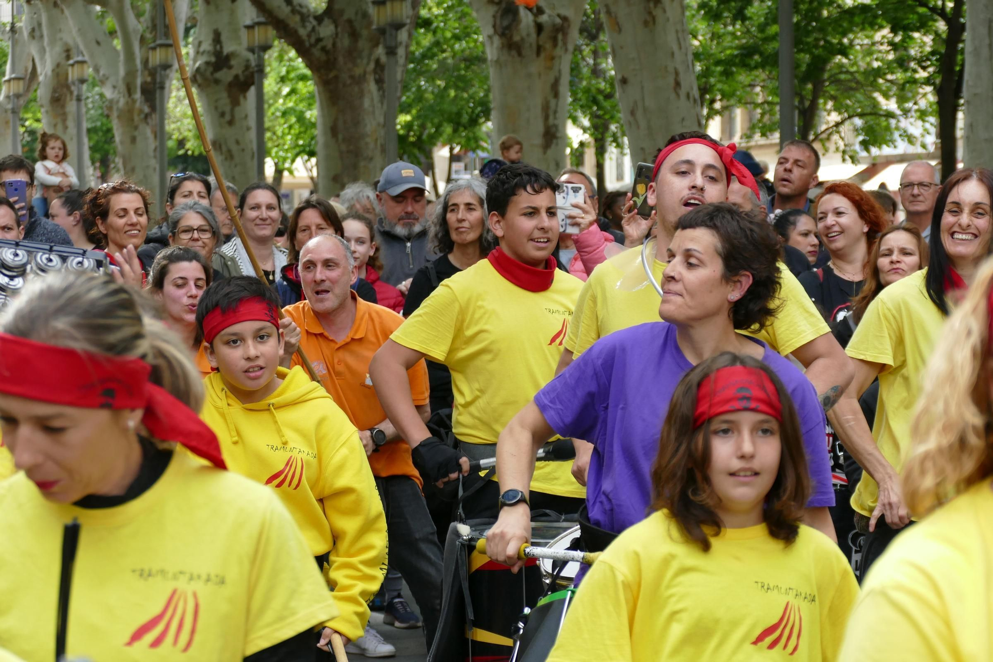 Figueres ressona amb una gran batucada de Santa Creu