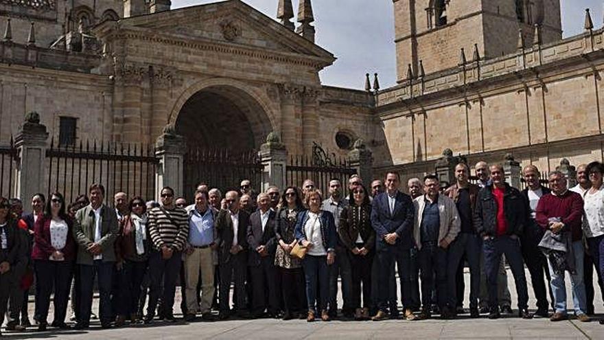 Los 47 candidatos de Ciudadanos a las elecciones municipales en la provincia de Zamora, reunidos frente a la catedral.