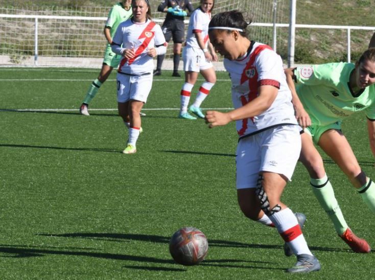 Paula Fernández, en acció en el matx contra el Rayo Vallecano