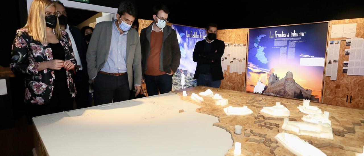 Carlos Mazón con la alcaldesa Irene Navarro durante la visita al Museo Dámaso Navarro de Petrer.