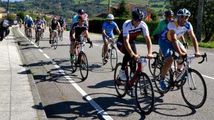 Chechu Rubiera y Javier Pascual, en primer término, en La Manzaneda.