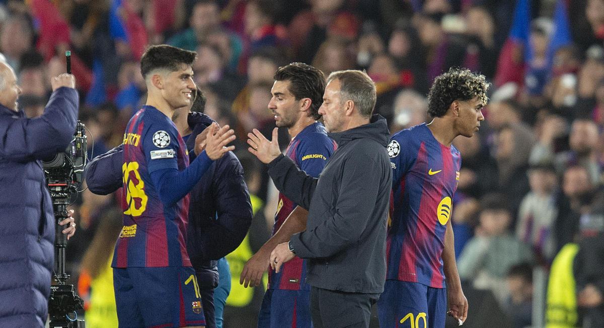 Hansi Flick saluda a sus futbolistas tras el triunfo frente al Newcastle en el Spotify Camp Nou.