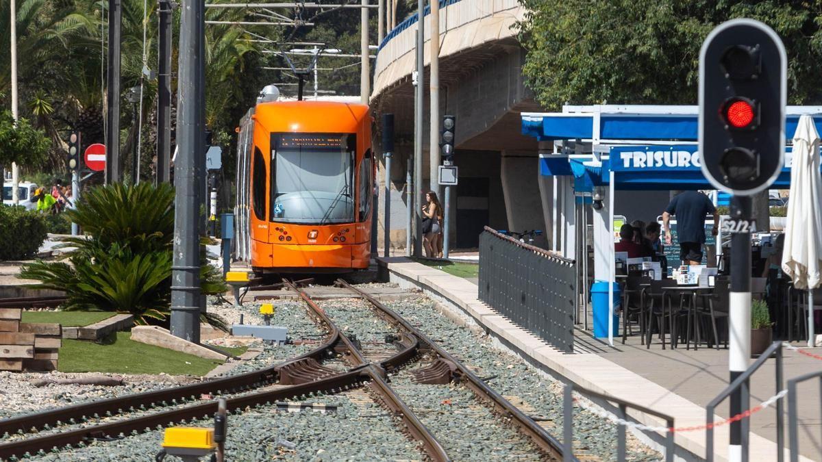 El TRAM a su paso por la playa del Postiguet en Alicante