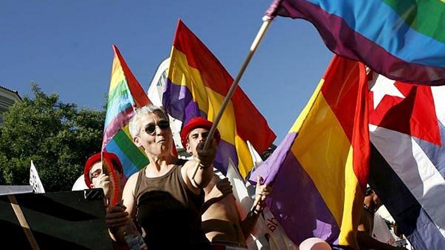 La secretaria de Prensa de la Federación de Lesbianas, Gays, Transexuales y Bisexuales, Nayra Marrero, entre otros, sobre una de las carrozas de la cabalgata.