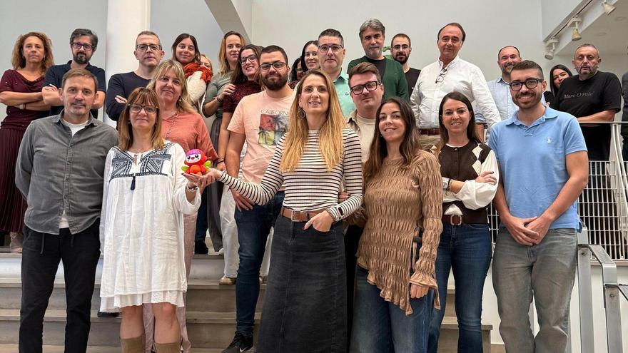 La redacción de Levante-EMV con la muñeca Nica