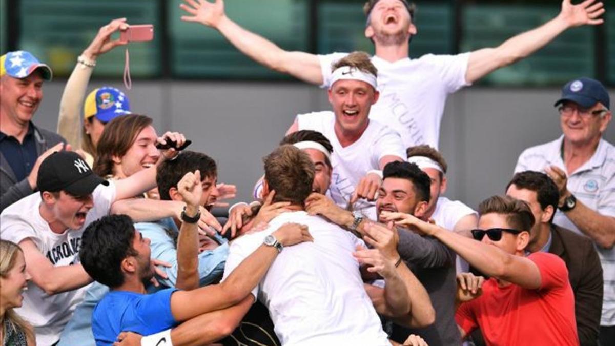 Marcus Willis celebra con sus amigos su primer triunfo en el ATP Tour... y en Wimbledon