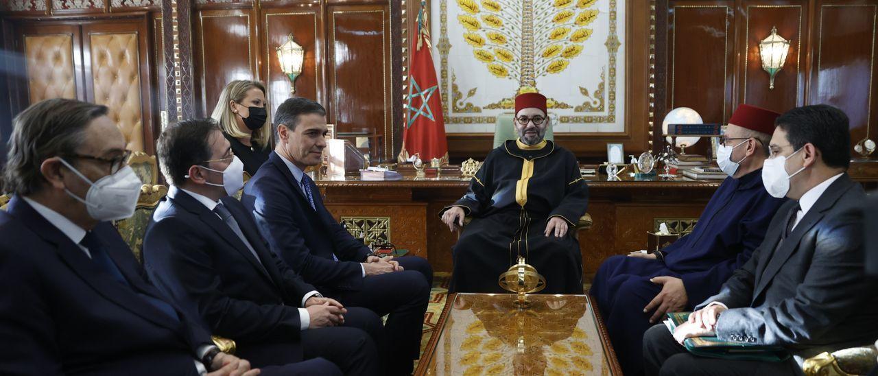 Pedro Sánchez en la reunión con Mohamed VI en Marruecos para reestablecer las relaciones diplomáticas y decidir sobre las aguas canarias.