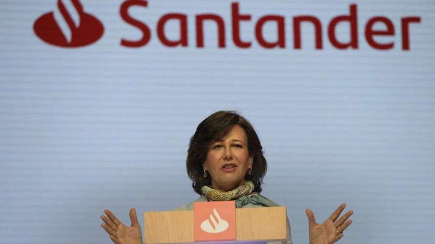 Ana Botín, ayer, durante la presentación del nuevo logo en la junta del Santander. // Eloy Alonso