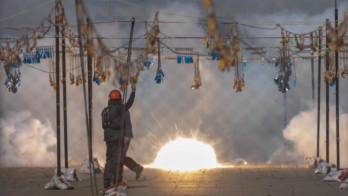 Mascletà de Pirotecnia Vulcano en la Plaza del Ayuntamiento de València
