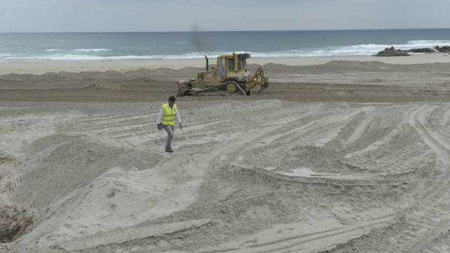 Trabajos de aporte de arena en la playa de Valcovo.