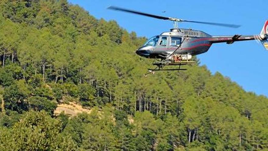 Un helicòpter fent el tractament contra la plaga al terme de l&#039;Espunyola, ahir