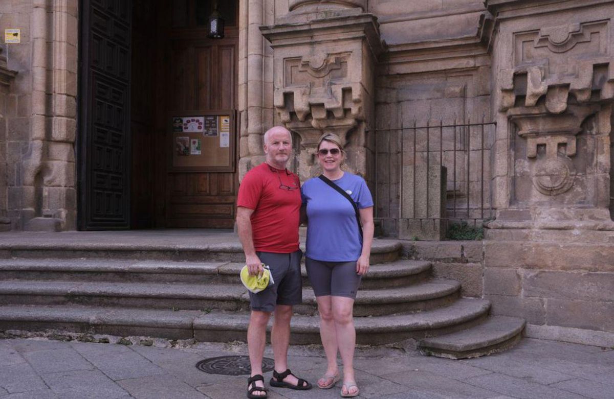 Gerald M. y Rosin M., tras visitar Santa Eufemia. | Roi Cruz
