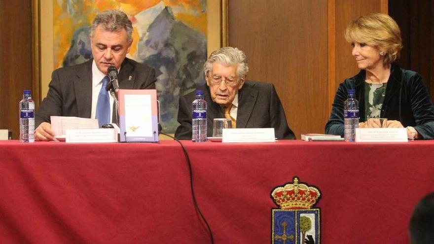 Francisco Alonso-Fernández, en el centro, flanqueado por Esperanza Aguirre y Valentín Martínez-Otero, presidente del Centro Asturiano de Madrid.