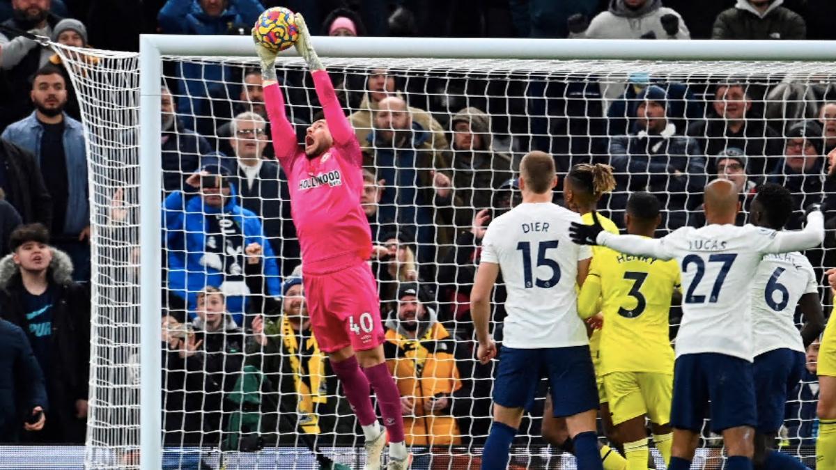 Álvaro en una acción con el Brentford