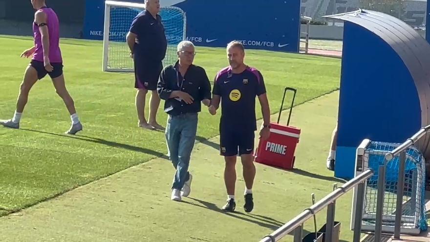 Hansi Flick mantiene la tradición y se acerca a saludar a los periodistas en la 1a sesión abierta a los medios