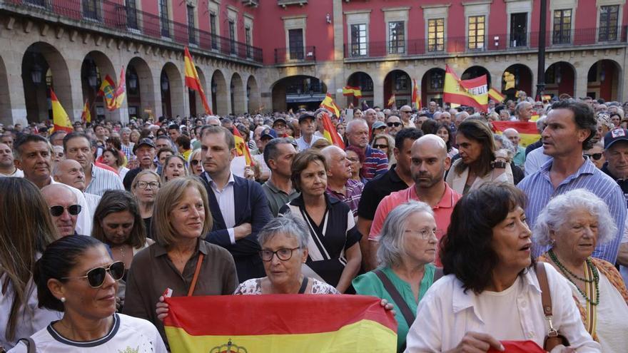 En imágenes: así fue la masiva manifestación en Gijón de apoyo a Ceuta en la plaza Mayor