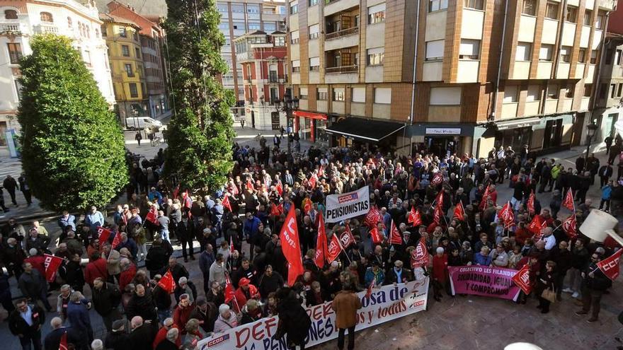 Asistentes a la concentración de pensionistas celebrada ayer frente al Ayuntamiento de Langreo, en Sama.