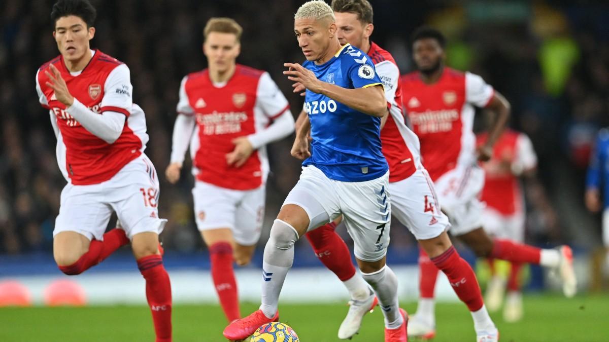 Richarlison, en conducción en Goodison Park frente al Arsenal