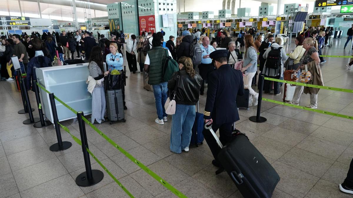 La entrada a la terminal 1 del aeropuerto de Barcelona-El Prat ha pasado de tener 10 puertas de acceso a 2.