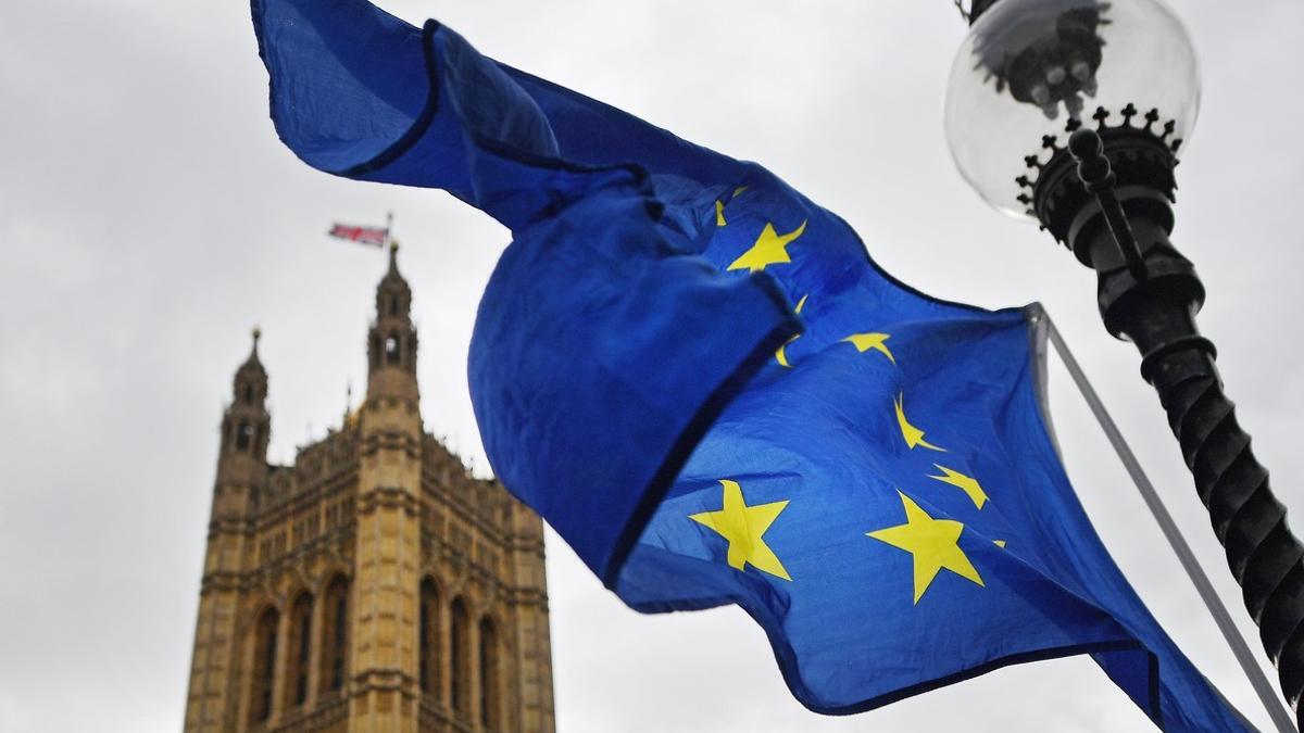 La bandera de la Unión Europea a las puertas del Parlamento británico en Londres.