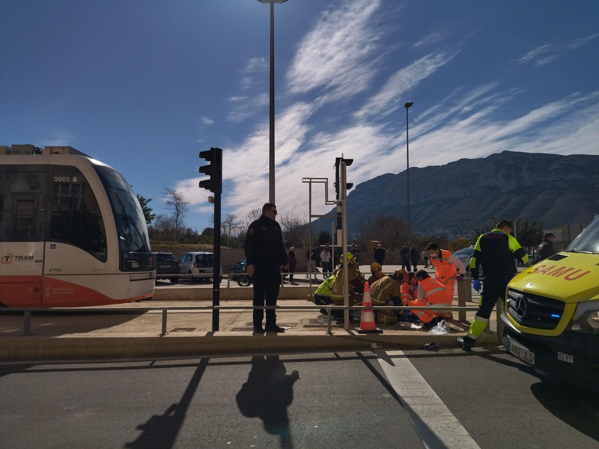 El atropello del tranvía en Dénia, en imágenes